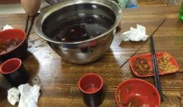 粮道街吃瓜,夏日吃瓜盛宴，品味街头美食风情