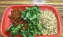 粮道街吃瓜,夏日吃瓜盛宴，品味街头美食风情