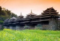 风雨桥吃瓜,夏日休闲新体验