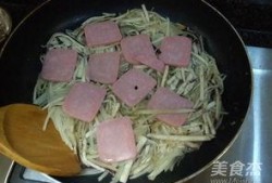 小孩吃茄瓜视频,趣味横生美食瞬间