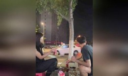 女子吃瓜路边撞车,引发网友热议