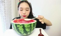 女子吃瓜旅游,跟随美食足迹畅游各地