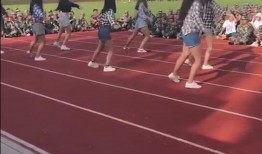 军训跳舞衣服吃瓜,舞动青春，瓜香四溢的集体记忆