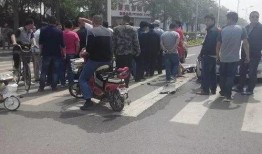 女子吃瓜路边撞车,引发网友热议