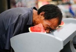 无臂咋吃瓜,展现人类无限潜能