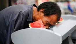 无臂咋吃瓜,展现人类无限潜能