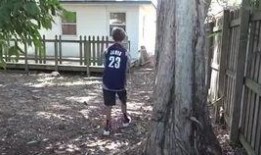 三旬老汉爬树吃瓜,岁月静好，闲情逸致的生活剪影