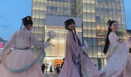 汉服吃瓜照,一场穿越时空的吃瓜盛宴