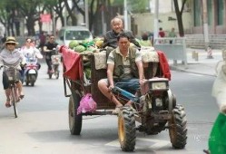 摆摊吃瓜群众视频,摆摊吃瓜群众的生活剪影