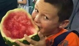 小孩吃瓜嘴巴红,瓜果乐趣多——小孩吃瓜趣事记