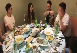 女子吃瓜旅游,跟随美食足迹畅游各地