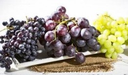 吃瓜和葡萄的孩子,童趣盎然时