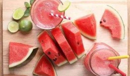 老张吃瓜晒太阳,吃瓜晒太阳的惬意时光