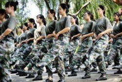 军训跳舞衣服吃瓜,舞动青春，瓜香四溢的集体记忆