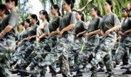 军训跳舞衣服吃瓜,舞动青春，瓜香四溢的集体记忆