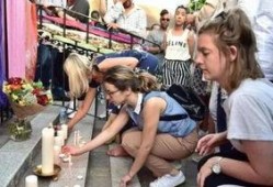 警察抓捕大叔吃瓜