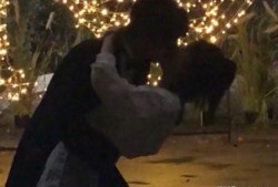 情侣吃瓜接吻,情侣吃瓜接吻，共享浪漫时光