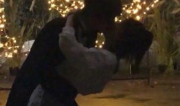 情侣吃瓜接吻,情侣吃瓜接吻，共享浪漫时光